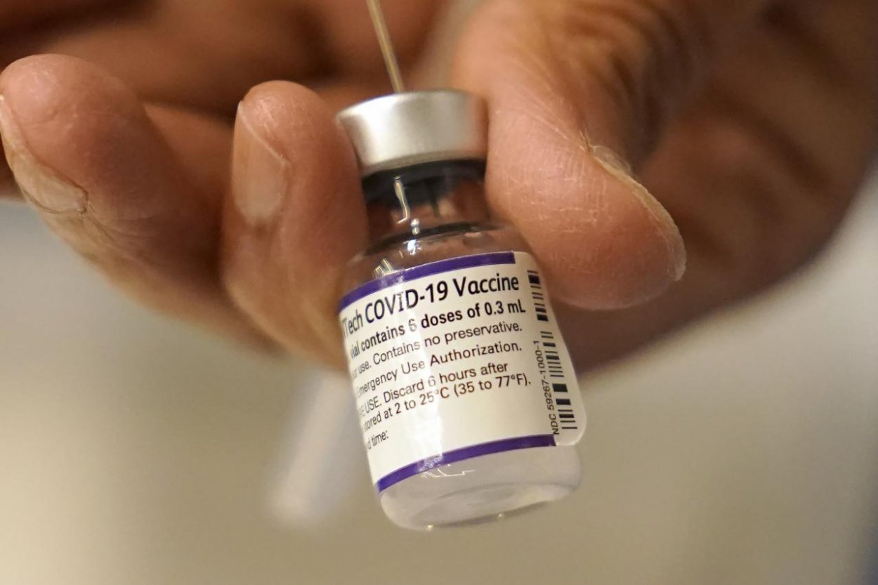 Štvrtá dávka vakcíny bude pre variant omikron nutná skôr, predpokladá šéf firmy Pfizer