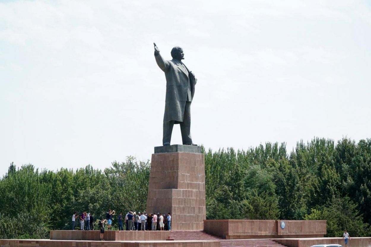 Najvyššia socha Lenina v strednej Ázii je minulosťou. Odstránili ju z kirgizského mesta Oš