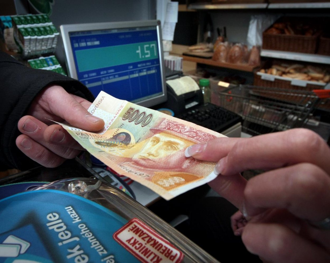 Slováci majú doma stále asi dve miliardy slovenských korún