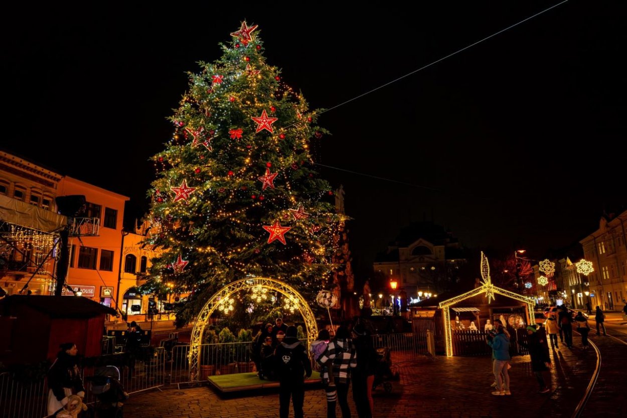 Kresťania začínajú v stredu sláviť Vianoce