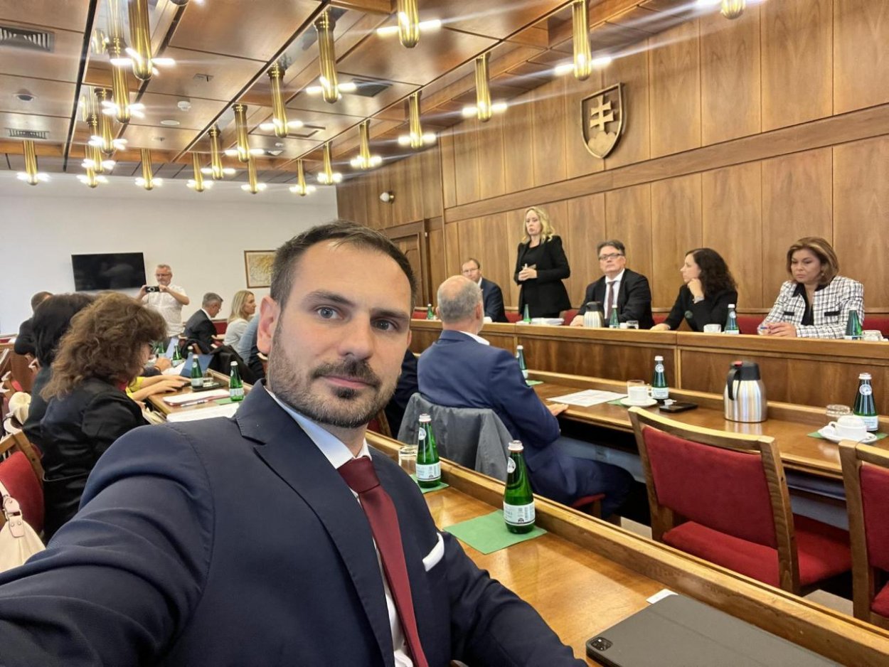 Vylúčený poslanec z Hnutia Slovensko Rastislav Krátky sa ospravedlnil, svoje hlasovanie by však nezmenil
