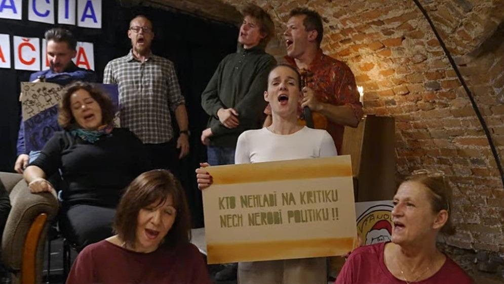 Muzička a priatelia nahrali pieseň k 17. novembru