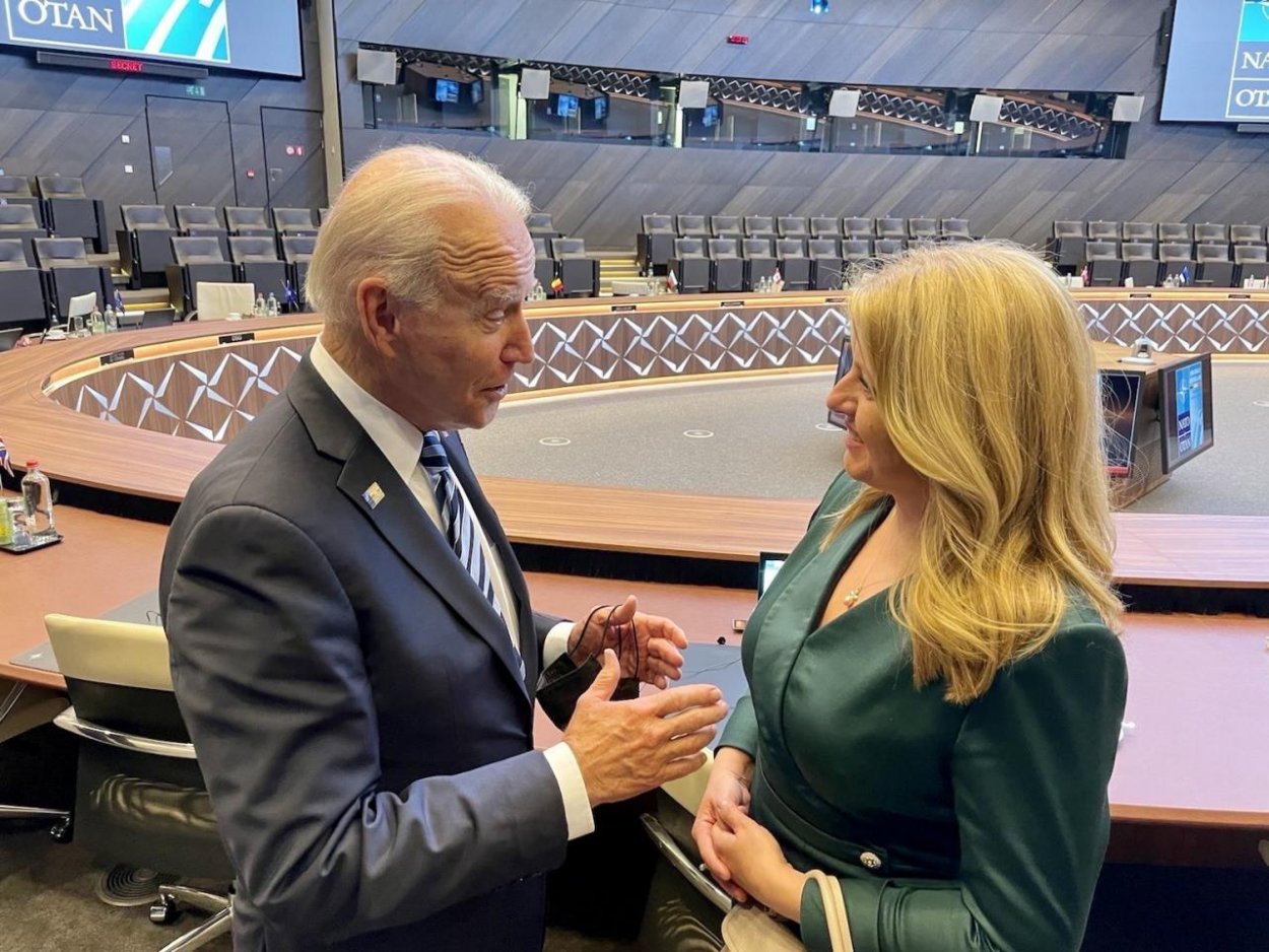 Čaputová sa prvýkrát osobne stretla s Bidenom. Na summite NATO ocenil pokrok Slovenska