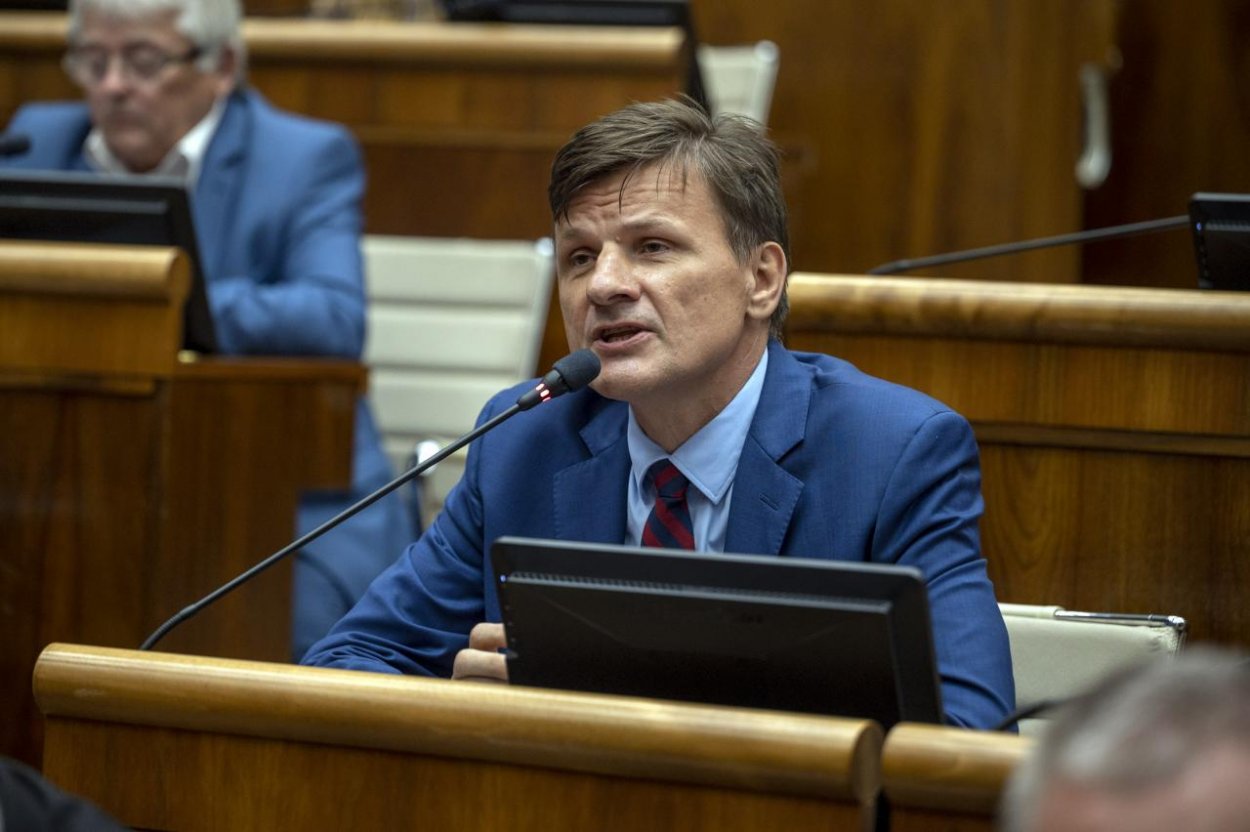 Dnešné rokovanie parlamentu sa prerušilo, Tibor Gašpar vykázal Alojza Hlinu