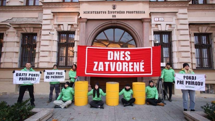Aktivisti z Greenpeace zablokovali vchod MŽP, Taraba avizuje trestné oznámenia