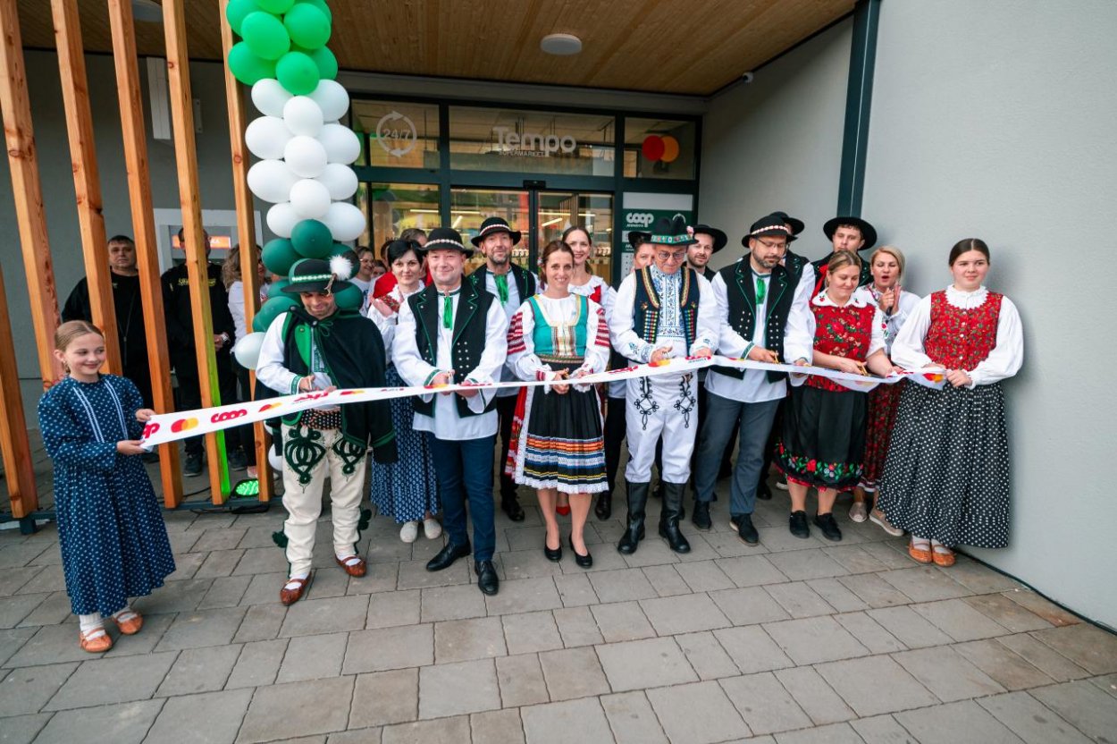 Goralské kroje zaplnili najväčšiu nonstop predajňu COOP Jednota Tempo SUPERMARKET 24/7 na Slovensku