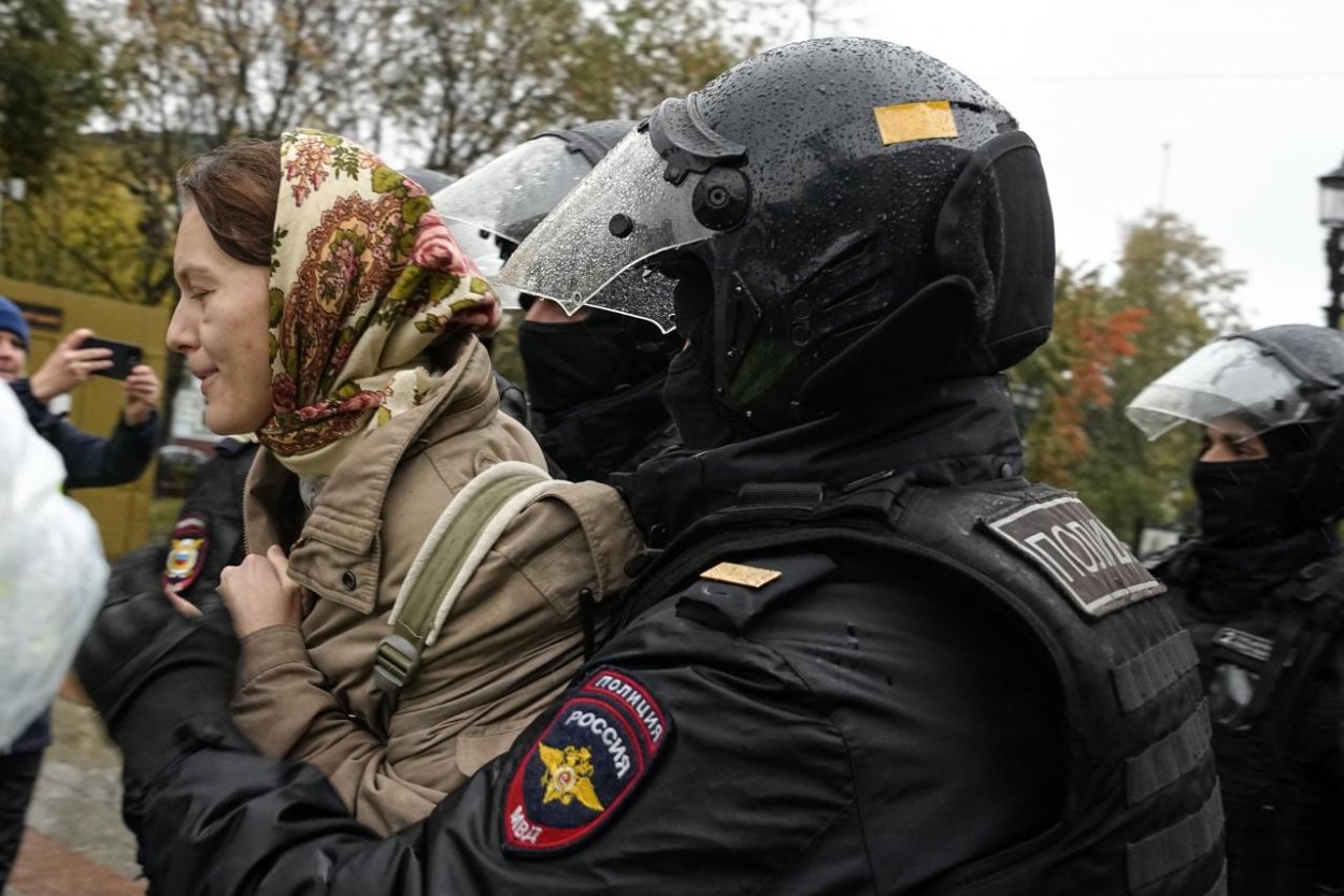 V Rusku protestovali proti mobilizácii, zadržali niekoľko stoviek ľudí