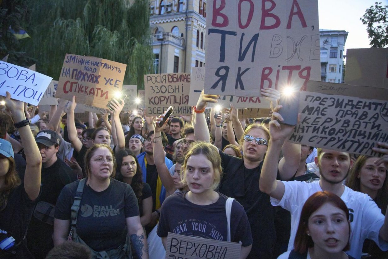 V Kyjeve protestovali tisíce ľudí proti zrušeniu autonómie protikorupčných úradov – čo to znamená podľa Eugena Kordu