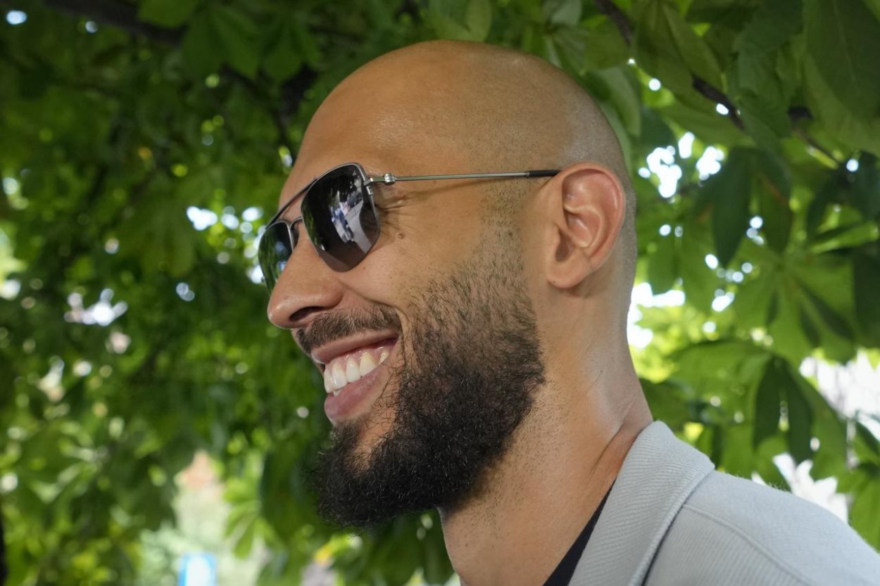 Kontroverzného influencera Andrewa Tatea prepustili z domáceho väzenia