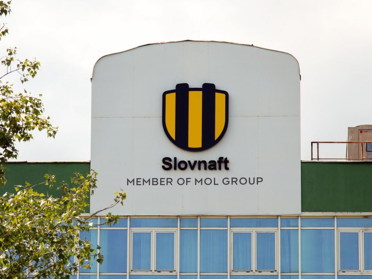 Vláda vyhlásila ropnú núdzu, poskytne Slovnaftu núdzové zásoby ropy zo štátnych hmotných rezerv
