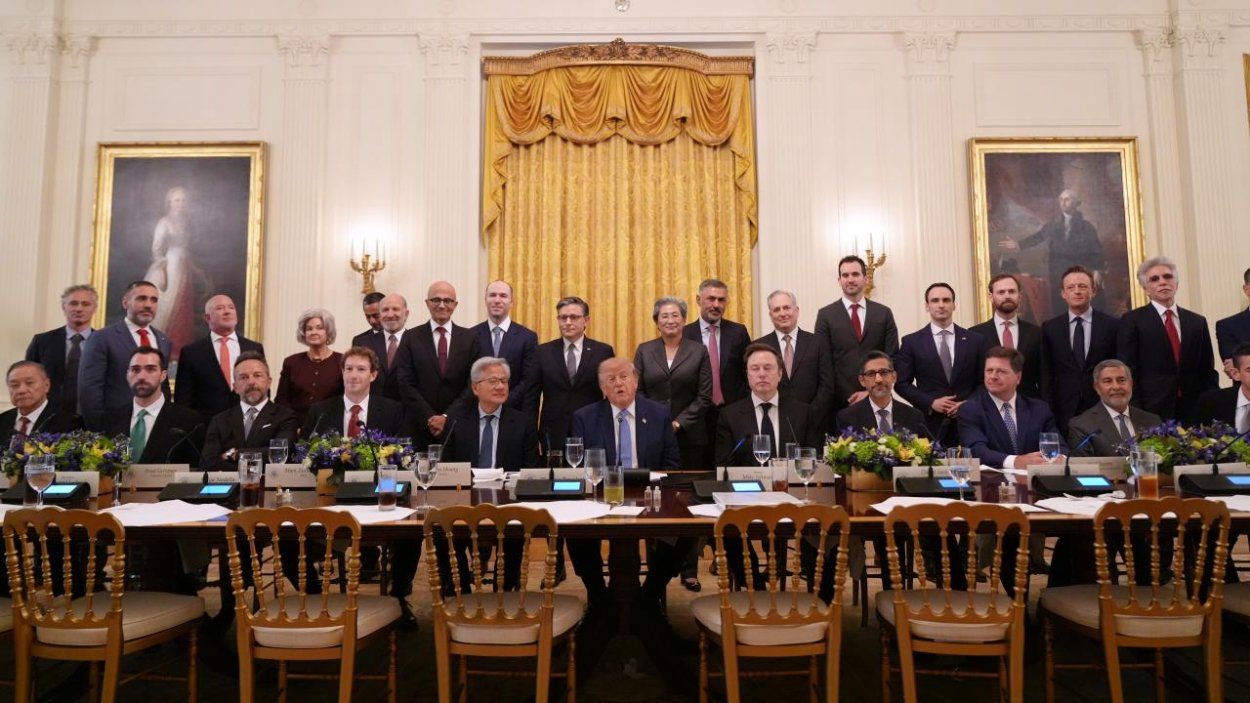 Trump podpísal s predstaviteľmi AI firiem morálne záväznú dohodu o samoregulácii
