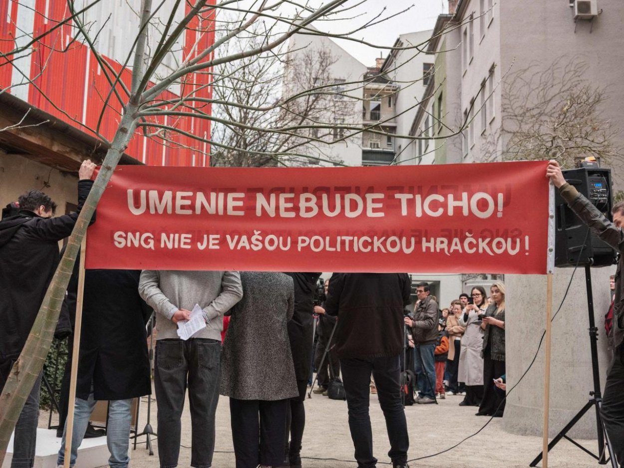 Pred SNG beží štafetový protest