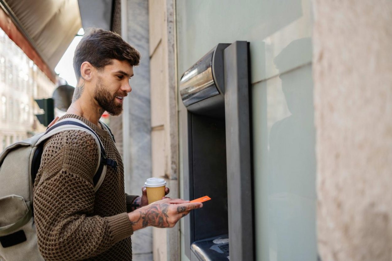 Bezpečné financie na dovolenke. Sedem tipov, ako si na cestách chrániť peniaze aj údaje