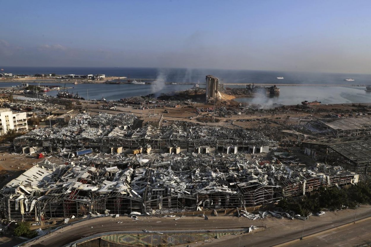 Vyšetrovateľ obvinil za výbuch v Bejrúte expremiéra aj generálneho prokurátora