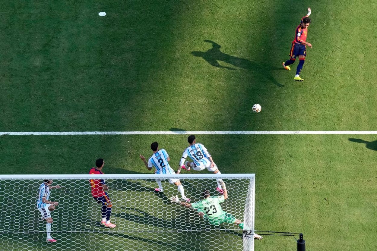 Majstrami sveta vo futbale sú Španieli. Vo finále zdolali Argentínu 1:0