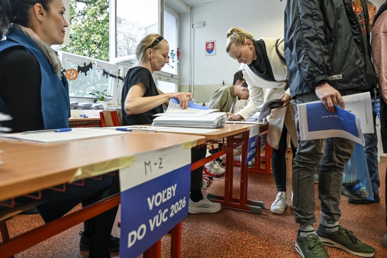 Udalosť dňa: Konajú sa spojené samosprávne voľby, volebné moratórium sa predlžuje v štyroch krajoch