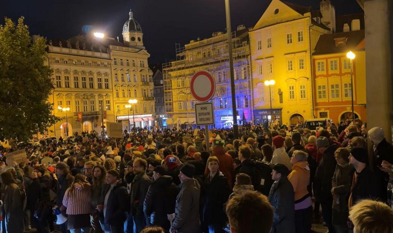 Demonštranti sa včera večer pokúsili násilím vniknúť do Poslaneckej snemovne Parlamentu ČR