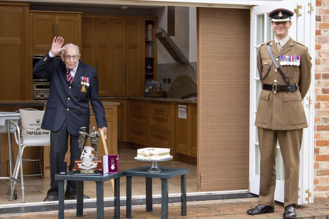 Veterán, ktorý vyzbieral peniaze pre zdravotníkov, oslavuje sté narodeniny