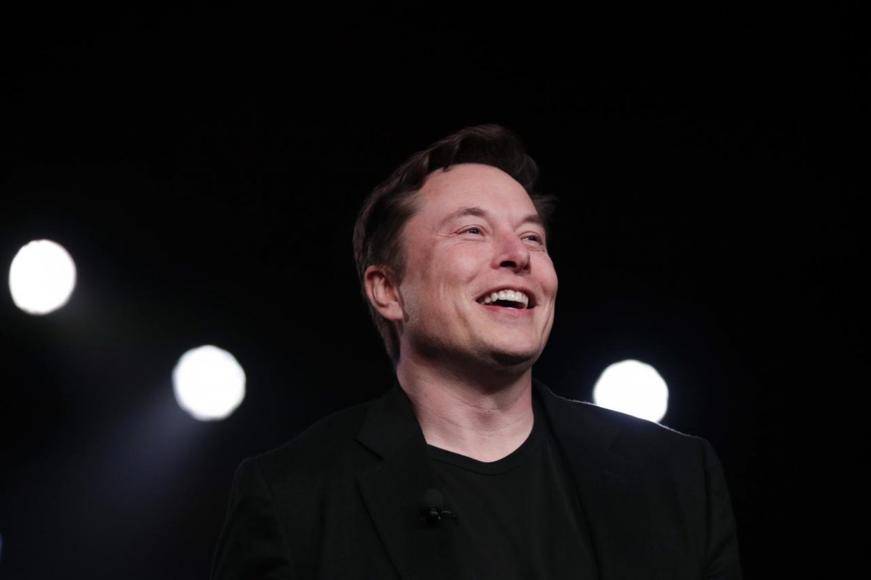 SpaceX Elona Muska predstavila novú kozmickú loď, schopnú kolmého pristátia
