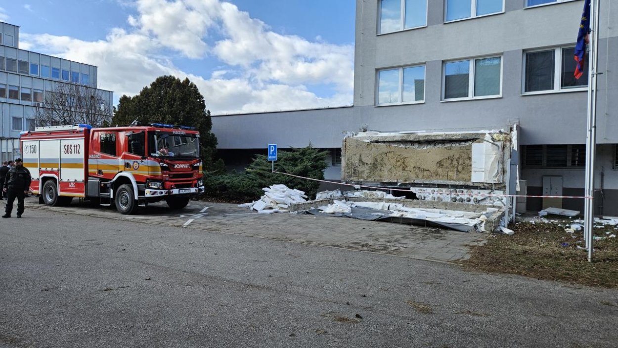 Z budovy Klientskeho centra v Komárne spadla časť strechy, jedna osoba zahynula