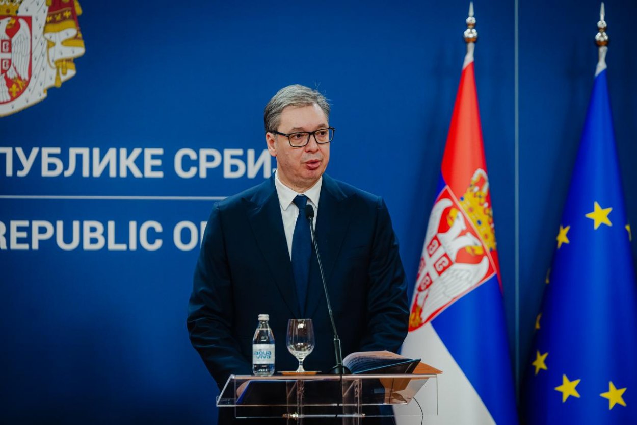 Srbský prezident Vučič odstúpil z postu prezidenta, chce sa vrátiť ako premiér