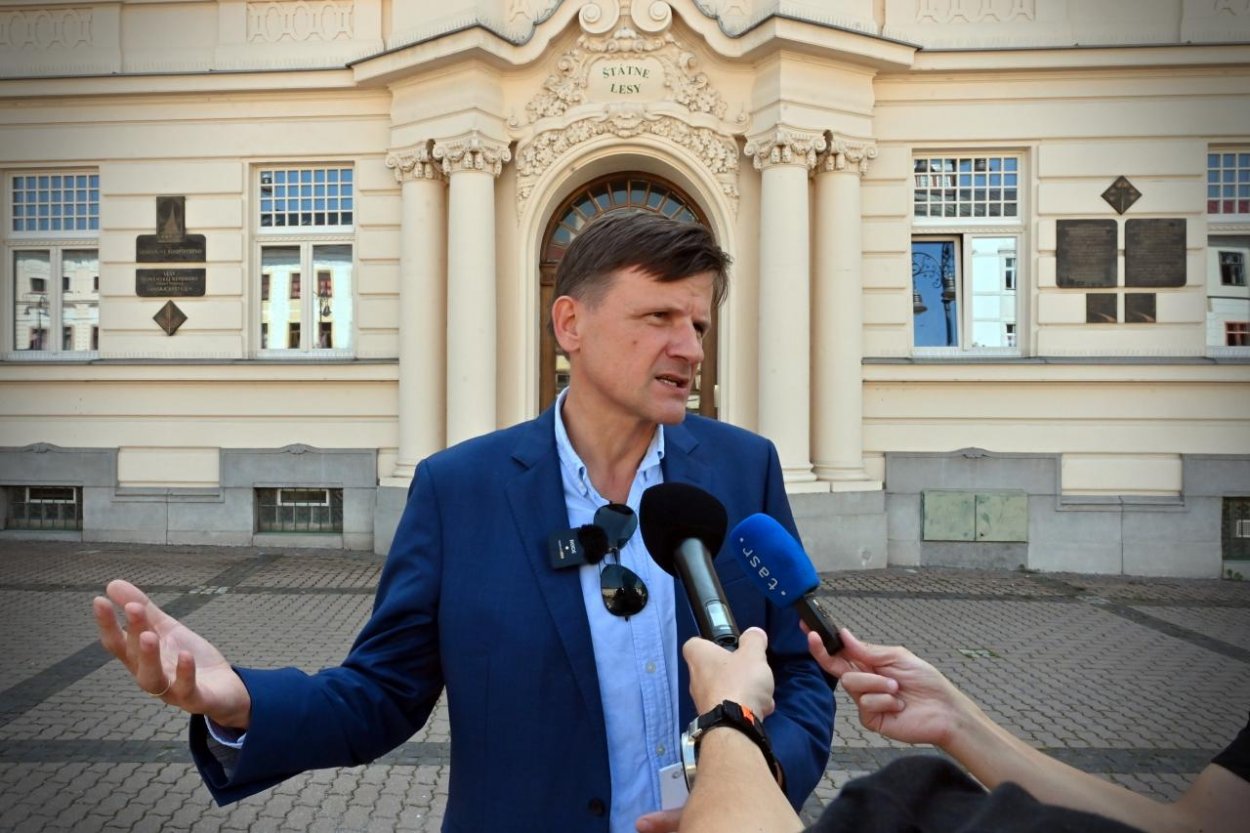 Hlina: Je prejavom neúcty k voličom, že poslanci odišli na letnú pauzu napriek tomu, že si neurobili svoju prácu
