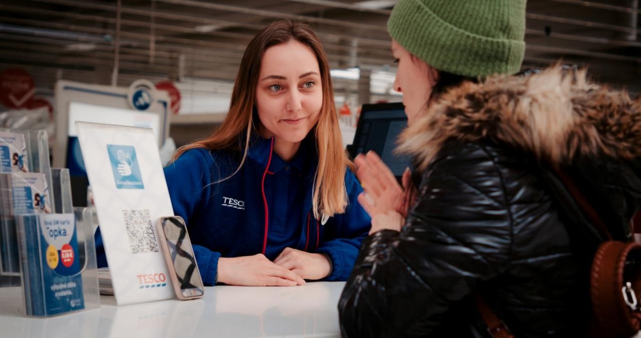 Tesco zavádza Pokojnú hodinku  a Online tlmočníka pre nepočujúcich 