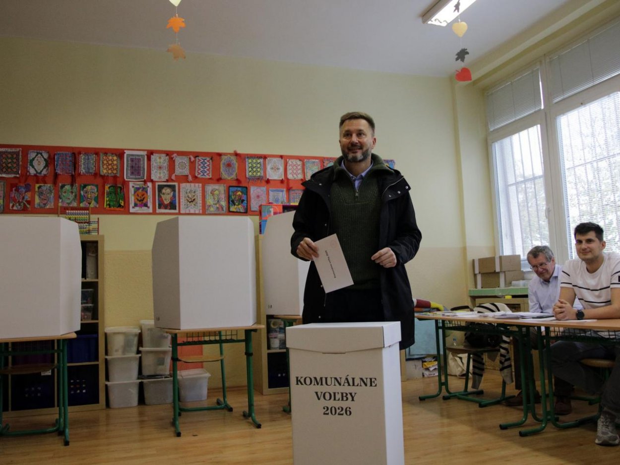Udalosť dňa: Začali sa spojené samosprávne voľby, moratórium sa zatiaľ predlžuje len v dvoch krajoch