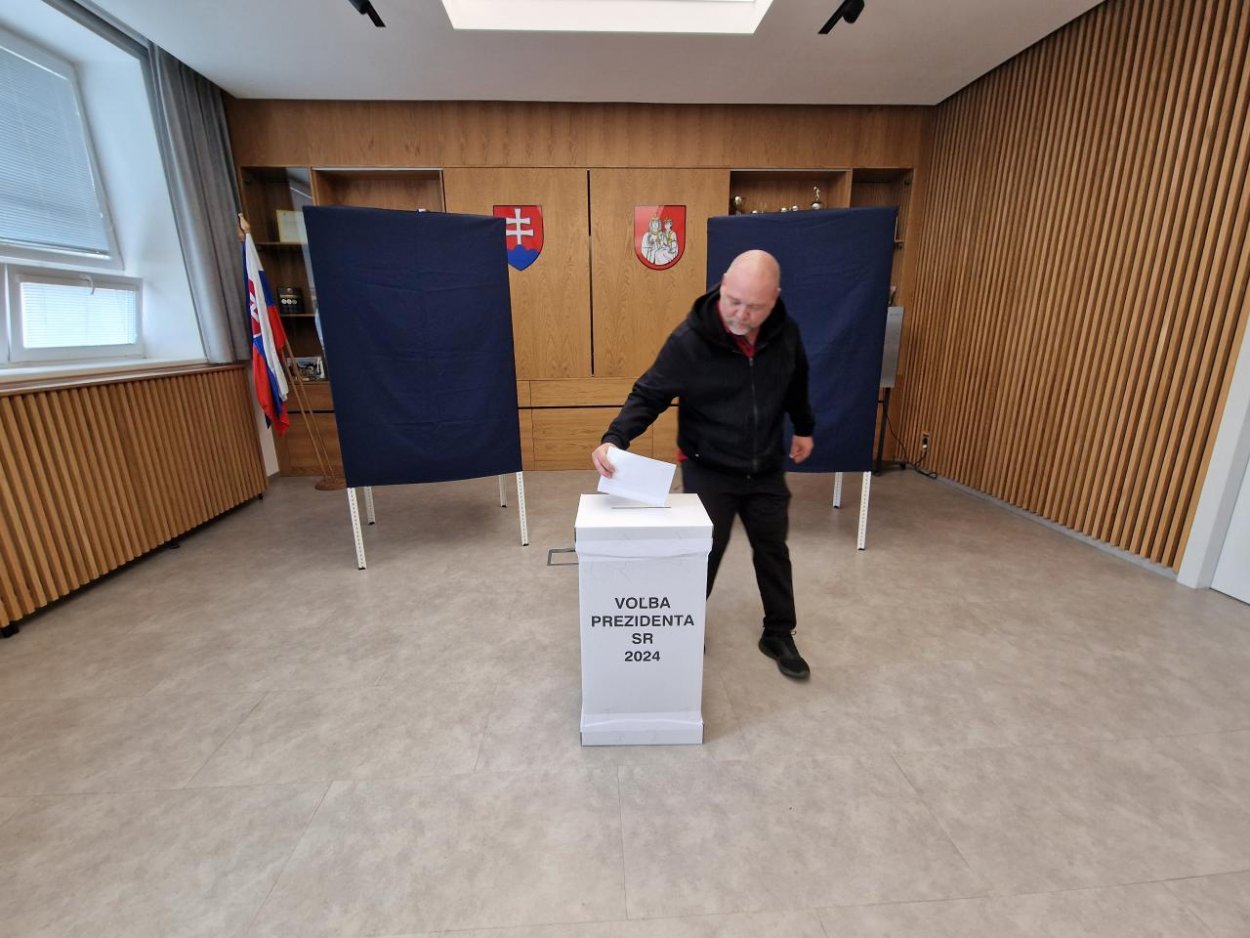 Návrh k voľbe zo zahraničia posunuli poslanci do 2. čítania