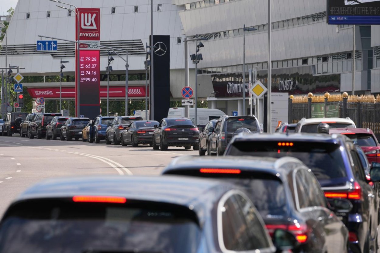 Kvôli radom na čerpacích staniciach sa v Moskve zhoršili dopravné zápchy