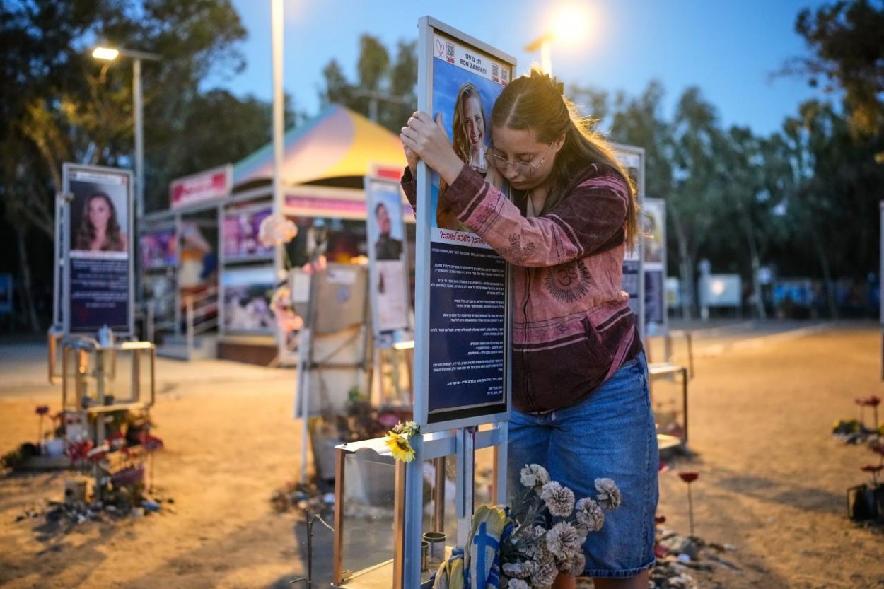 Izraelčania si pripomínajú obete útoku Hamasu spred troch rokov