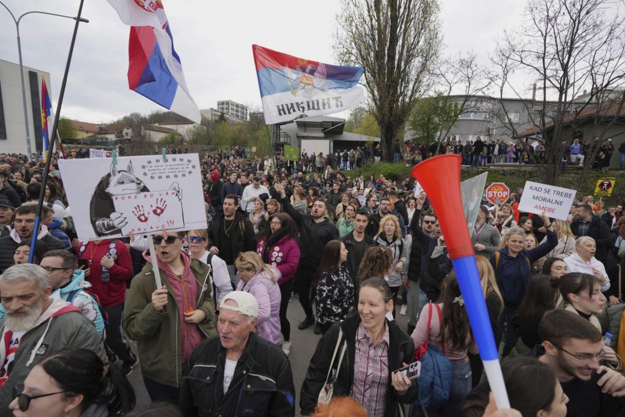 Srbskí študenti demonštrovali pred provládnou televíznou stanicou