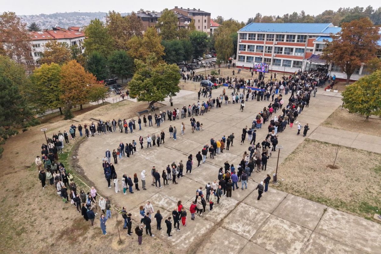 Srbské predčasné parlamentné voľby sprevádza vysoká účasť