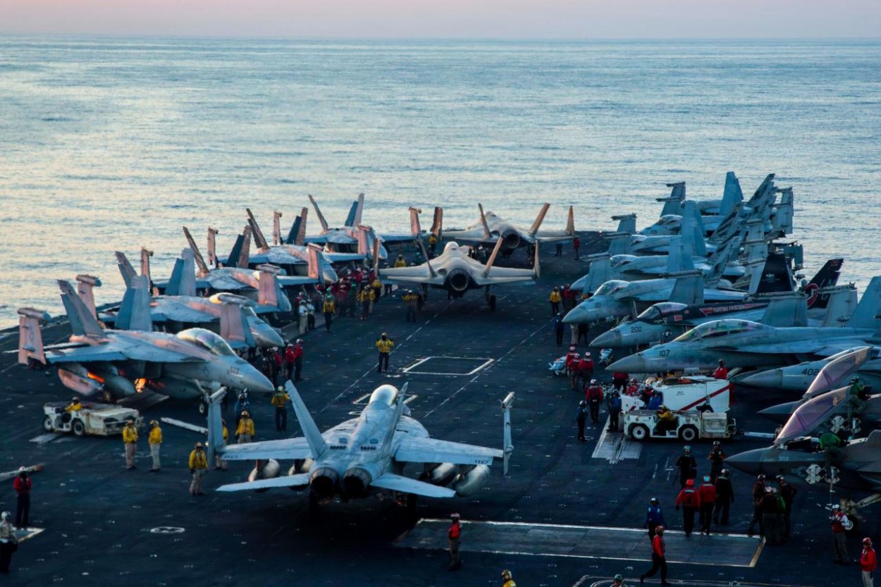 Veliteľ Ústredného velenia armády USA navštívil lietadlovú loď USS Abraham Lincoln v čase obáv o stav posádky