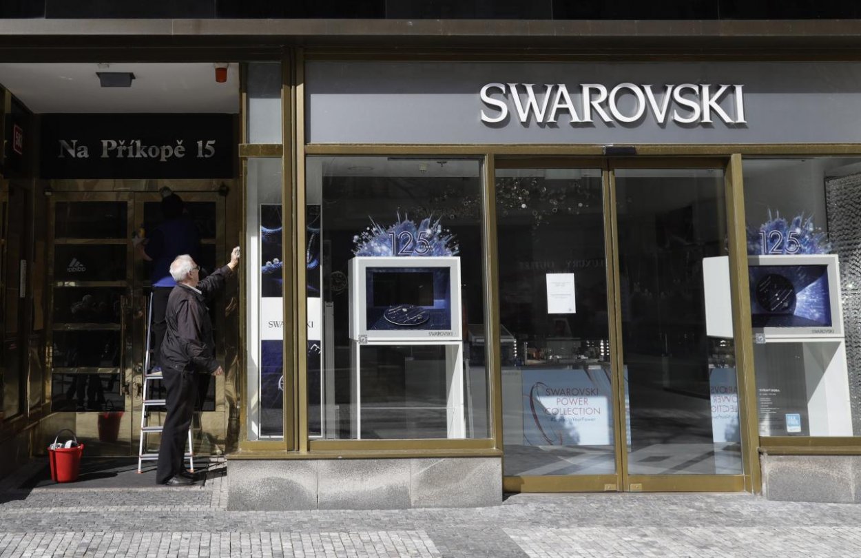 Česko zatvára reštaurácie a obchody s výnimkou lekární a potravín