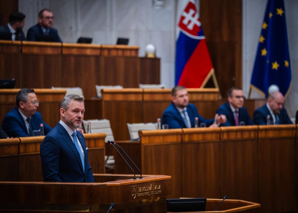 Pellegrini vyzval vládu, aby sa nevzďaľovala od partnerov v EÚ a NATO