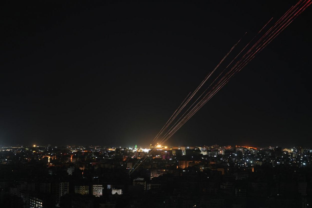 Udalosť dňa: Začalo platiť desaťdňové prímerie medzi Izraelom a Libanonom, ten obviňuje Izrael z porušenia prímeria