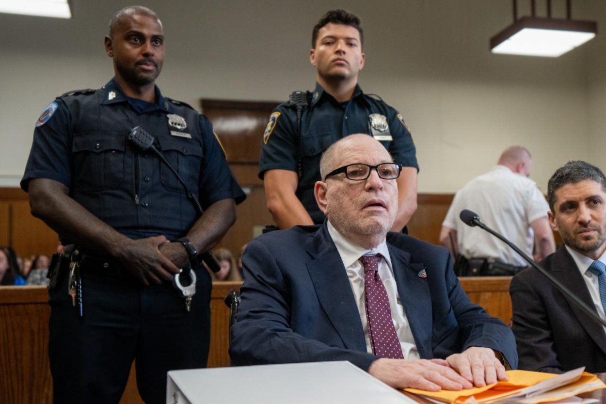 Bývalého producenta Harveyho Weinsteina odsúdili na 15 rokov väzenia