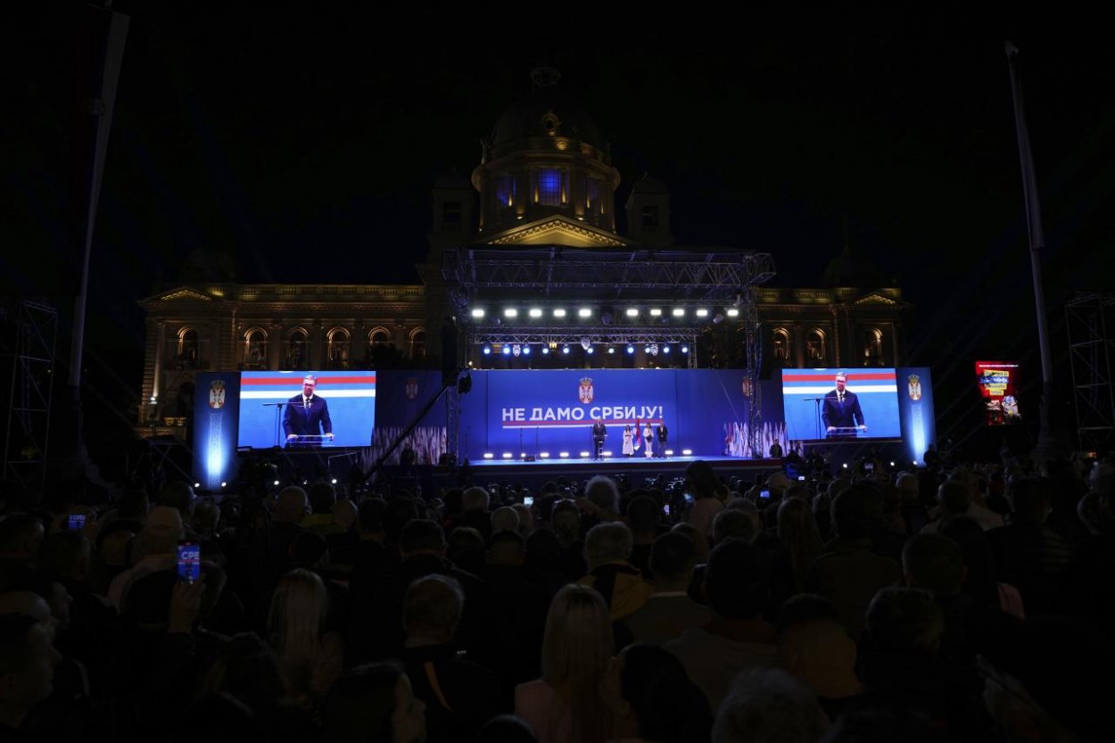 Na podporu prezidenta Vučiča sa zhromaždili tisíce ľudí, prevažne dôchodcov