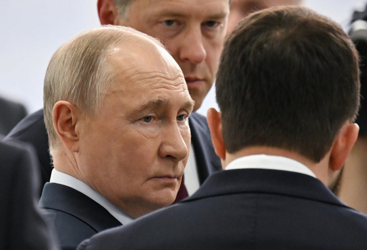 Paranoidný Putin sa už nechá strážiť ôsmimi stovkami ľudí. Boja sa aj poprední propagandisti, píše analytik