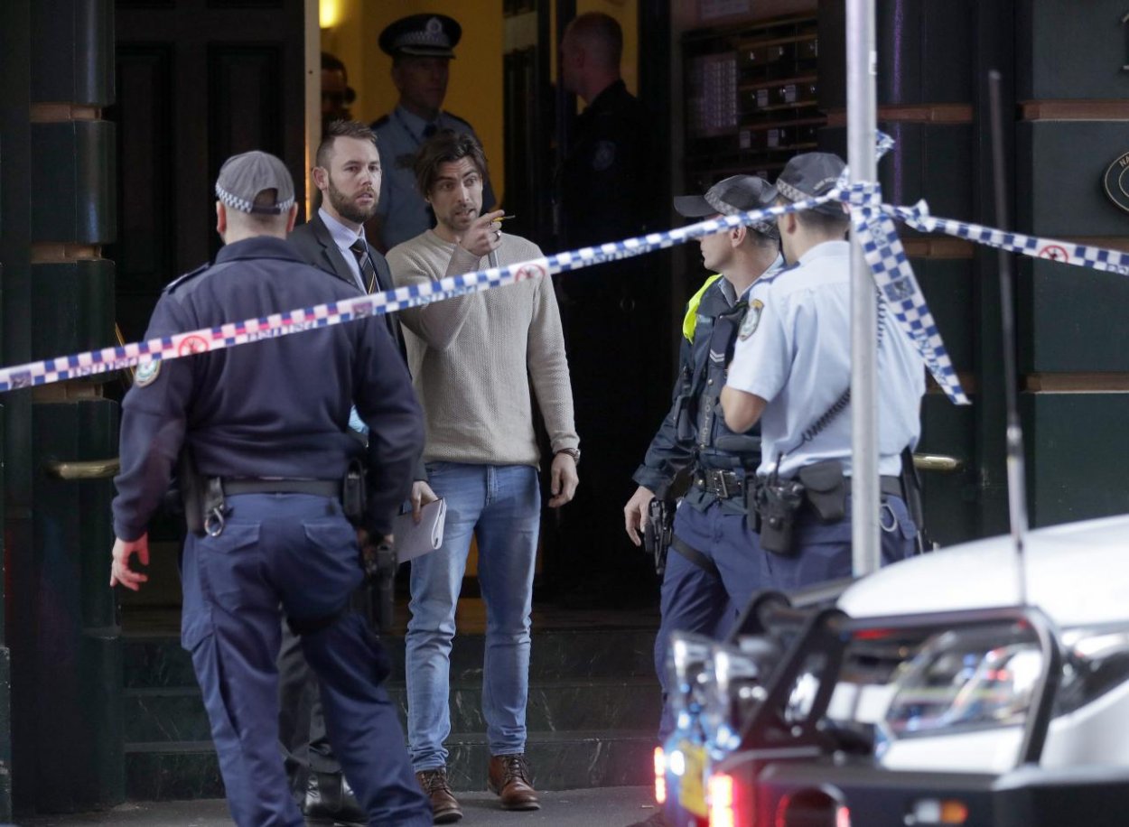 Muž útočil v centre Sydney nožom, kričal pri tom Alláhu Akbar