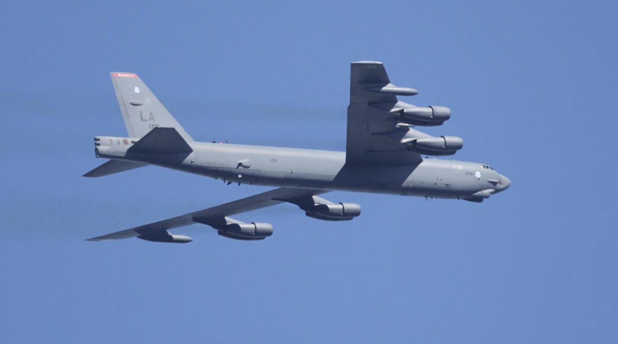 Bombardér B-52 sa zrútil po štarte zo základne v Kalifornii, zahynulo zrejme 8 ľudí