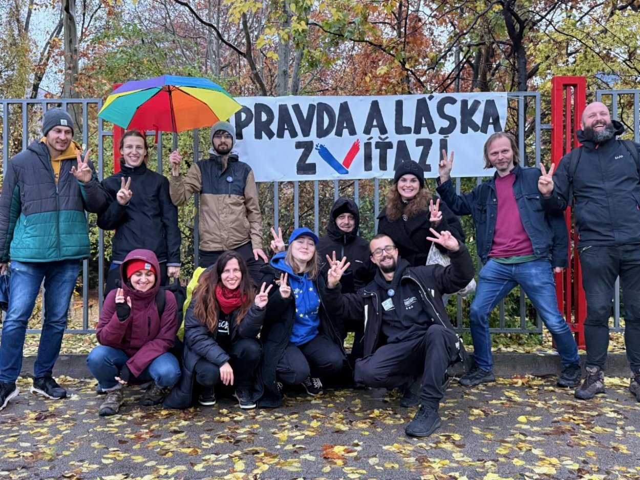 Banner s heslom „Pravda a láska zvíťazí“ zmizol spred SIS. Aktivisti vyvesili nový