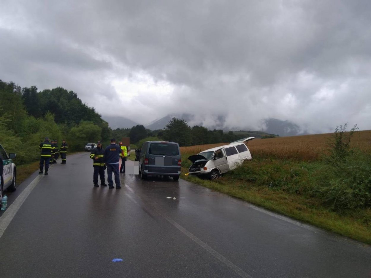 Pri zrážke dvoch dodávok zahynulo päť ľudí