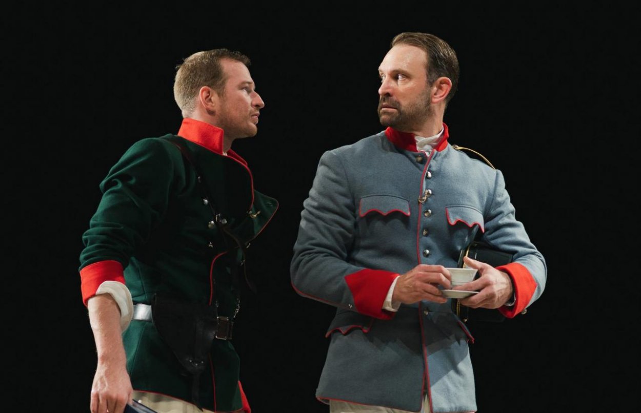 Vajíčko vpravo, žemľa naľavo a káva uprostred