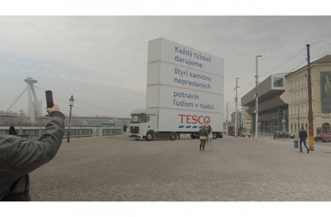 Tesco každý týždeň daruje 110 ton potravín. Upozorňuje na to netradičným spôsobom – obrovskými kamiónmi v centrách miest