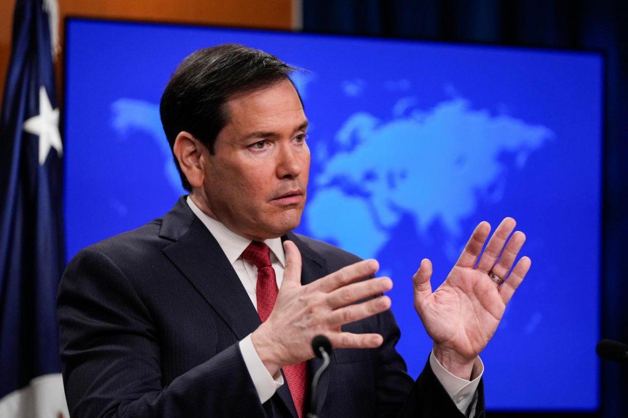 Tvrdenia, že sa USA usilujú niečo Ukrajine vnucovať, sú smiešne, vyhlásil Rubio