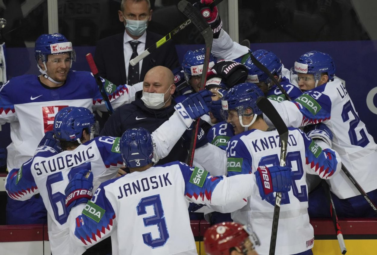 Slovensko porazilo Rusko a s tromi víťazstvami kraľuje tabuľke. Najlepší hráč bol brankár Hudáček