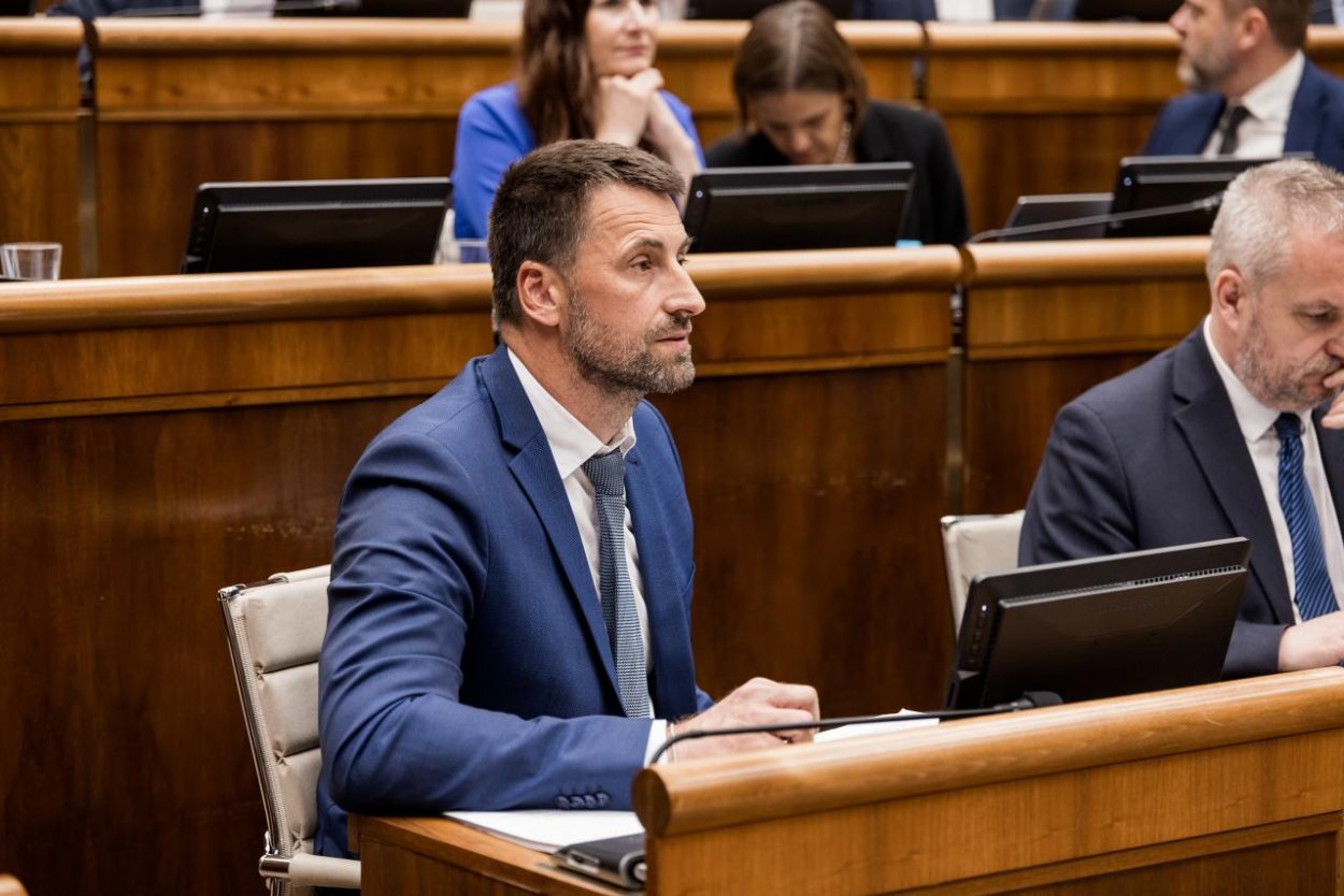 Opozícia ostro reaguje na Kamenického konsolidáciu, zaplatia ju podľa nich ľudia