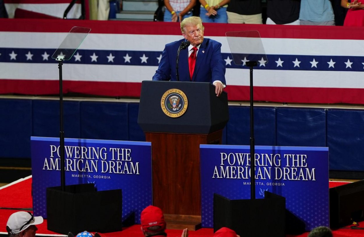 Trump zvažuje rozsiahly útok na Irán